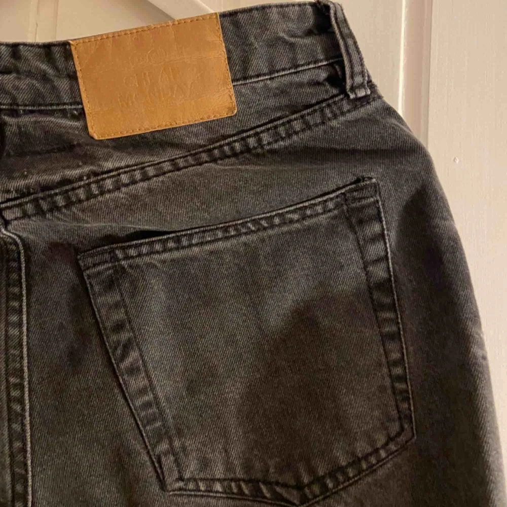 Snygga croppade grå/svarta jeans . Jeans & Byxor.