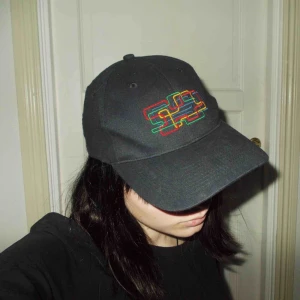  - Keps köpt på secondhand knappt använd, ganska bra skick! Storlek går att ändra där bak