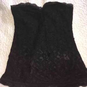  - En svart topp i spets, storlek SMALL. Använd vid ett tillfälle. Jättefin till fest, kalas och vardags.  • Köparen står för frakt!