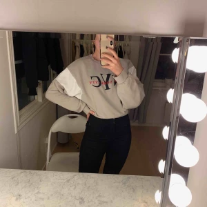  - Beige/vit Sweatshirt med tryck. Fint skick! Frakt tillkommer