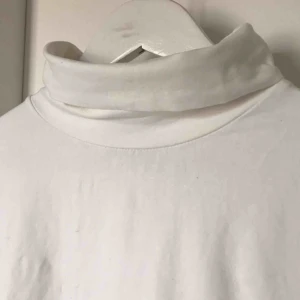  - En jättefin och skön vit polotröja, säljer pga att den ej kommer till användning. Relativt tjock material så man ser inte bh igenom! 