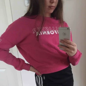 Hollister tröja - En rosa collegetröja från Hollister. Frakt tillkommer. Material: 60% bomull, 40% polyester 