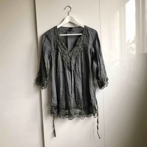  - > INKL FRAKT 75kr <  En fin mörkgrön blus med broderidetaljer. Knytning i bak. Den är din för 75kr, inkl frakt. 