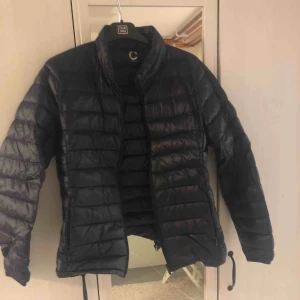  - Mörkblå täckjacka från Cubus! Superfin, passar även S! Nypris 399kr Köparen står för frakt