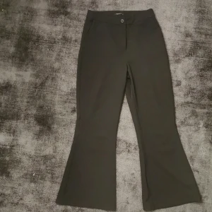 NAKD utsvängda byxor  - Utsvängda byxor med hög midja, använda 1 gång. Köparen står för frakten 