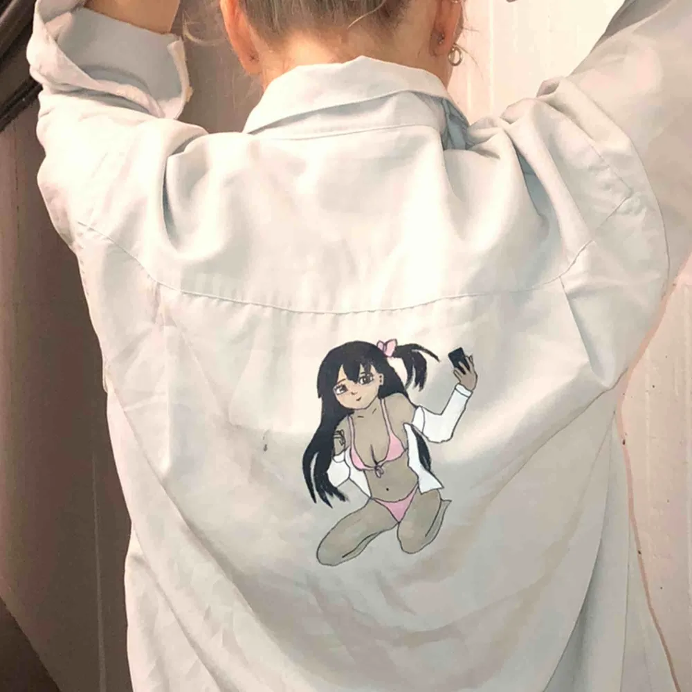 Oversized mjuk skjorta med trendigt anime tryck🤩 Så najs att spica upp en outfit med🖤 handmålad💐. Skjortor.