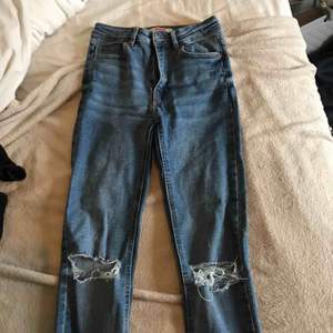 Säljer nu ett par skitsnygga jeans som tyvärr är i fel modell.. Modell: Molly original. Frakt tillkommer 💛