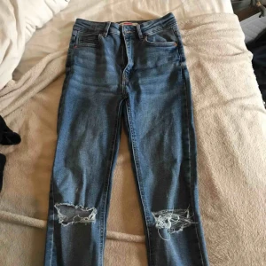  - Säljer nu ett par skitsnygga jeans som tyvärr är i fel modell.. Modell: Molly original. Frakt tillkommer 💛