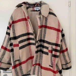  - Kappa från weekday. Använd under vintern men den är i gott skick. Köparen står för frakt