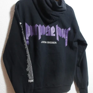 Justin Bieber hoodie Stl S  - Justin Bieber purpose tour hoodie, stl S. Lite stor i storleken. Väl använd men fortfarande fin, fläck på framsidan (ev silikon). Skicka lätt/spårbar frakt 63kr. 📦 Skriv vid frågor! 🔥