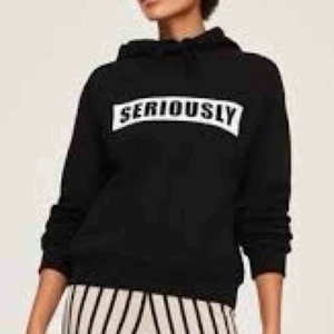  - Hoodie från Gina med trycket ”seriously”  