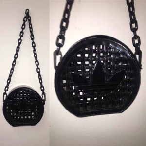  - Väska från ADIDAS x Jeremy Scot