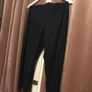  - De perfekta kostymbyxorna i stretchigt material med resår i midjan och vävt tyg. Utsvänga längst ner. Perfekt i vår👌🏻