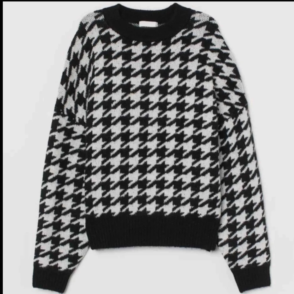 Söker efter denna stickade tröja från H&M. Söker efter storlek XS. skriv !! . Toppar.