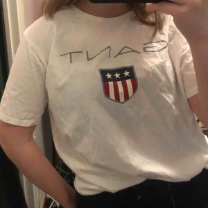  - Vit GANT-t-shirt, äkta! Stor i storleken så passar även M
