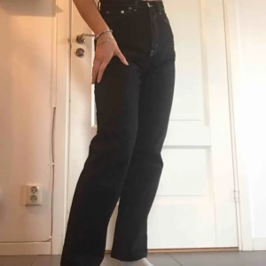  - Populära jeans från weekday i modellen row! Högmidjade och i straight modell