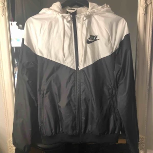  - Nike vindjacka storlek XS men mer som en S, nästan oanvänd 400kr inkl frakt
