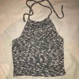  - Grå top från american eagle som ska knytas runt nacken. Original pris var runt 250kr.