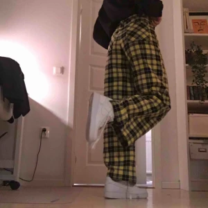  - Skitcoola byxor från Monki!! En aningen uppsydda för att passa mig som är 160, men går att spreta upp om man är längre!! Frakt tillkommet🦋 de sitter som en 24 i midjan