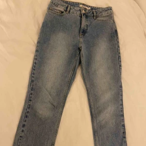  - Ett par skitsnygga slim mom jeans från NA-KD dock försmå för mig, endast använda en gång 