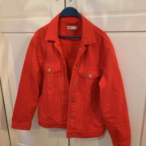  - Röd jeans jacka, använd fåtal gånger!