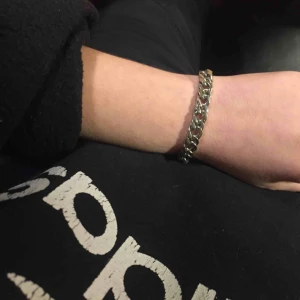  - Armband- tung kedja silver. Skriv om du vill ha mått. Frakt 11 kr. 