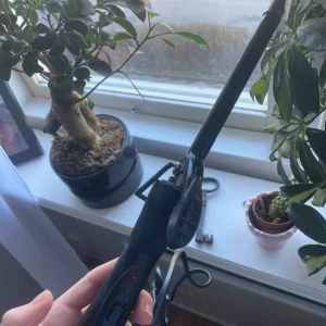  - Säljer en locktång i gott skick. Denna är köpt på Rapunzel och är i den minsta storleken, så man kan alltså göra väldigt fina små lockar. Använd 2 ggr. 