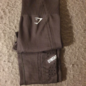 Gymshark strl M - Ett par fantastiska gym shark tights i storlek M. Passar även folk med storlekar S-L då de tycks krama kroppen väl. Frakt exkluderad🤗