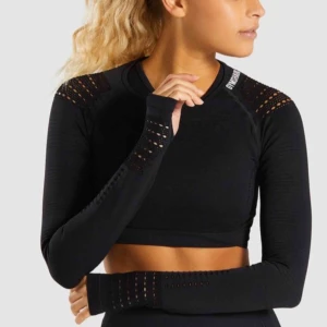  - ’Flawless knit long sleeve crop top’ från Gymshark! Säljer pga kommer inte till användning för mig, nyskick och endast använd 2 gånger. Finns ej kvar i svart på hemsidan🦋 Frakten är inräknad i priset och det är bara att skriva för egna bilder!