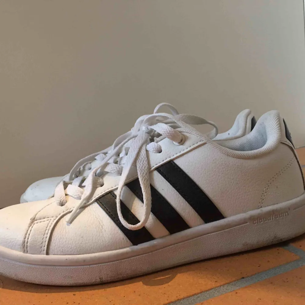 Adidas skor endast använda 3-5 gånger, bra skick, nästan helt som nya . Skor.