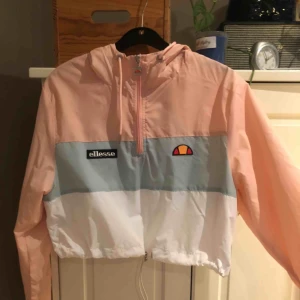  - Cropped ellesse windbreaker! Köpt på ellessebutiken i london. Knappt använd, nyskick. Möts i sthlm eller fraktar mot kostnaden🌼