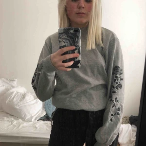  - Sweatshirt från nakd. Säljer då den ej kommer till använding längre. Frakt tillkommer. På sista bilden ser man hur tröjan ser ut när den ej är uppvikt.