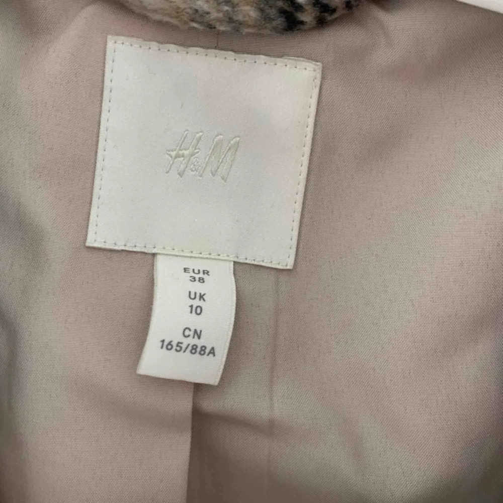 Säljer denna URsnygga blazer/kappa från H&M. Andvänd endast några få gånger och säljer då den inte längre passar mig. Sjukt snygg nu till våren/sommaren och funkar verkligen till allt💞 frakt inkl i priset. Jackor.