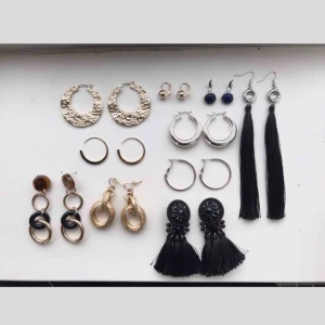  - Säljer alla dessa smycken för 300kr MEN även styckvis (se min sida för fler bilder av varje par). Vissa är inte använda. Märken som hm, zara, mango, Dyrberg Kern, other stories, etc. Kan mötas upp i Stockholm men även skicka. Köparen står för frakten 🌸