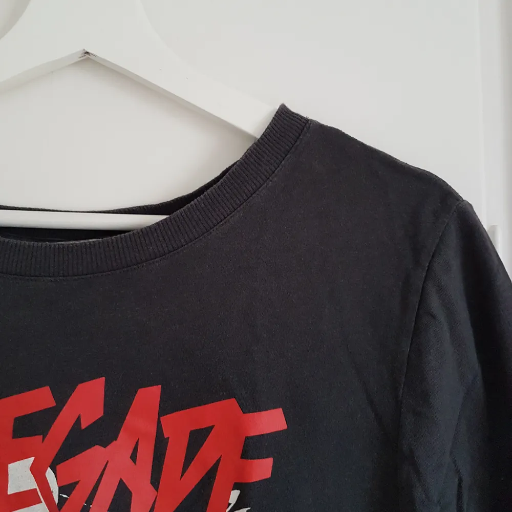 Asball T-shirt från H&M 😊 Möts upp i Uppsala eller Stockholm, annars står köparen för frakt 👍. T-shirts.