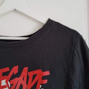 Asball T-shirt från H&M 😊 Möts upp i Uppsala eller Stockholm, annars står köparen för frakt 👍