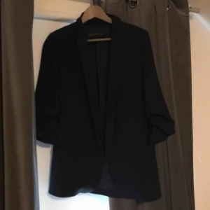  - Jättefin kavaj från zara, knappt använd! Armarna är kortare i längden, men kavajen i sig är lång! 💖 Vet inte varför första bilden blir så konstig i färgen men den har inga fläckar/missfärgningar! 