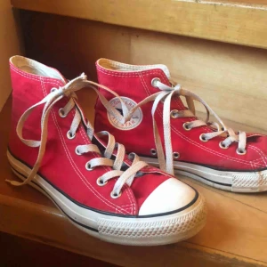  - trendiga röda hightop converse! tycker dessa är så fina men har inte kommit till så mycket användning:( i fint skick förutom att detaljen på bilden som åkt av:/ 250kr inklusive frakt😌