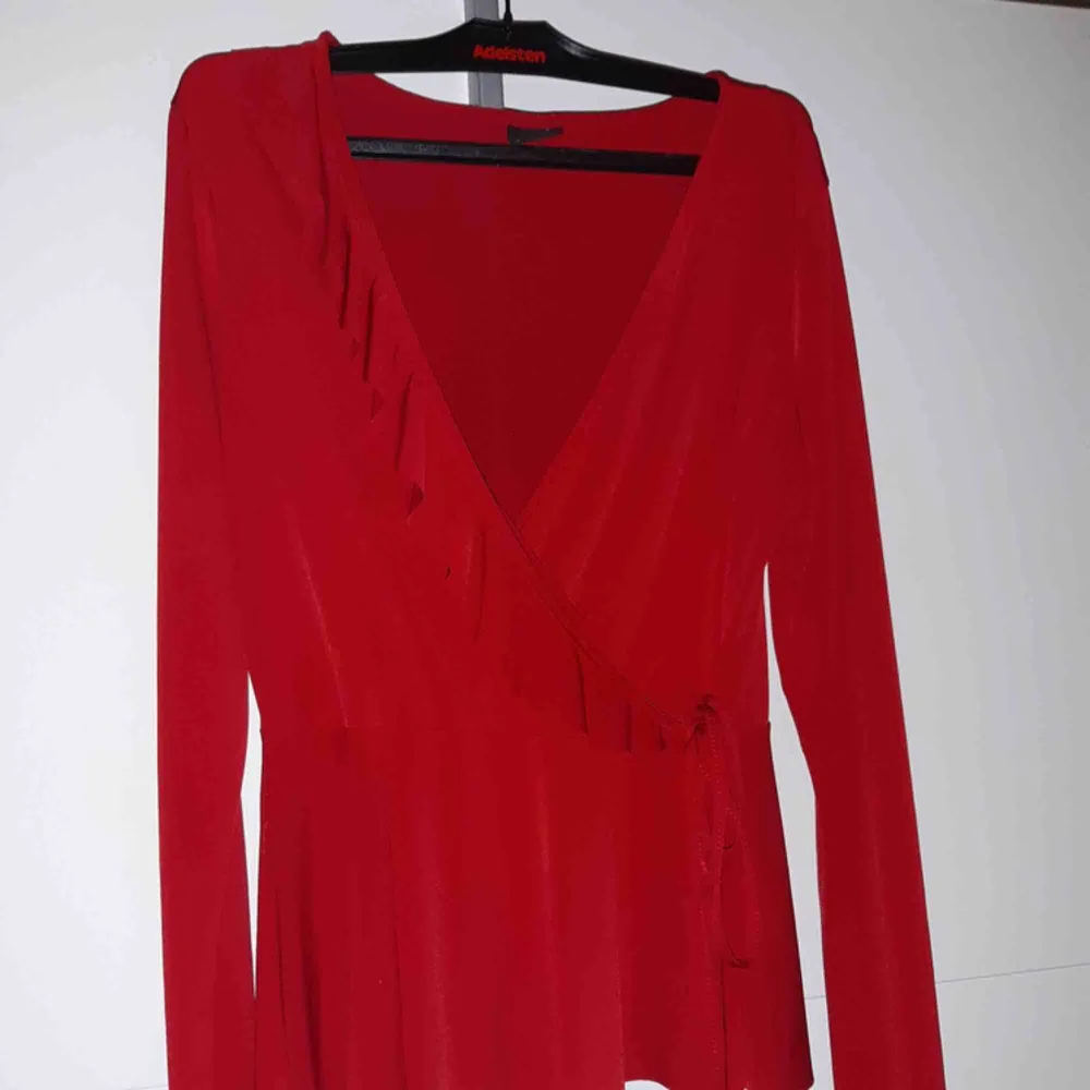 Röd tröja från Gina Tricot med fint fall nertill och knytning i mitten🌸. Tröjor & Koftor.