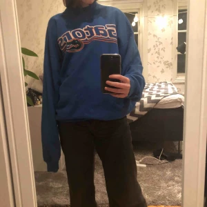  - Cool och skön oversized Gators tröja köpt på beyond retro för typ 300🍏 väldigt gosig och i bra skick👌🏼 köpare står för frakt🚚❤️ 