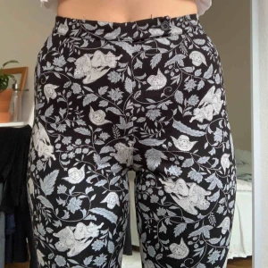  - Helt underbara byxor som tyvärr är för små för mig. Uppskattar längden till ca 26-28 men finns en bit tyg i fållen som kan användas för att lägga ner något. Möts upp i Malmö eller skickas mot frakt 🌹 OBS katt finns i hemmet. 