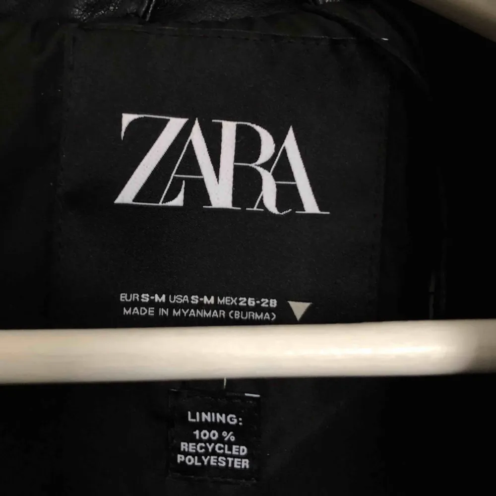 Oversized bikerjacka från Zara! Storlek S-M . Jackor.