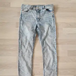 Våriga jeans från Monki i modellen Mocki strl 28. Den mest perfekta passformen men tyvärr för små för mig. Jeansen är i väldigt bra skicka och inte utslitna. Priset är inklusive frakt! 