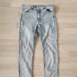 Jeans till våren - Våriga jeans från Monki i modellen Mocki strl 28. Den mest perfekta passformen men tyvärr för små för mig. Jeansen är i väldigt bra skicka och inte utslitna. Priset är inklusive frakt! 