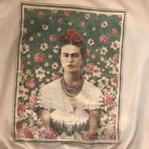  - Snygg tjocktröja med Frida Khalo tryck. Storlek L. Skriv för fler bilder eller info! 