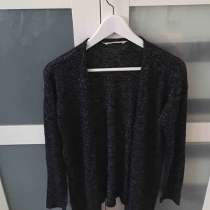  - En glittrig kofta som faktiskt kommer från barnavdelningen, men ändå passar utmärkt! Frakt tillkommer. Material: 54% viskos, 21% polyester, 20% bomull, 5% metalliserad fiber