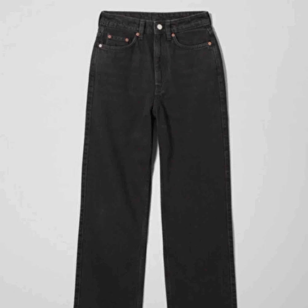 Svarta jeans i storlek 26/30 köpta på weekday med modellen rowe i färgen ”Echo black”  Kan mötas upp i Stockholm eller frakta (60/70kr). Jeans & Byxor.