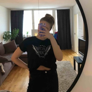  - T-shirt från H&M 🤟🏽  Storlek: M  Pris: 30kr + köpare står för frakten 💫