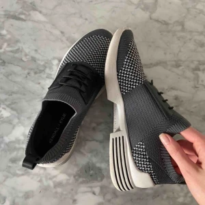  - Skor från kendall+kylie i nyskick. Endast använda en gång. Superbekväma men är tyvärr för små för mig. Egentligen storlek 37 men är små i storleken och passar därför 36 bättre. 