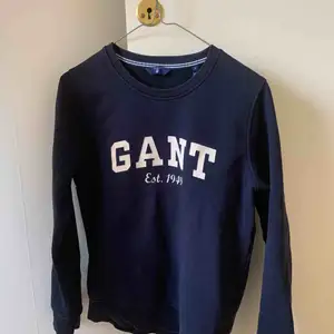 Skön crewneck tröja från GANT. Självklart äkta. Frakt ingår ej. 